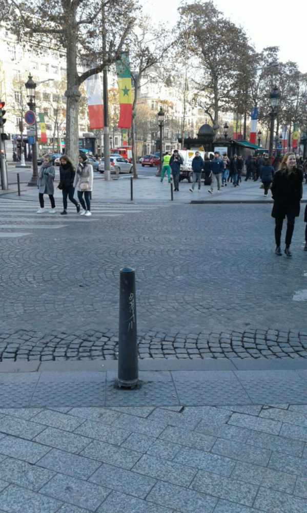 PHOTOS - Le drapeau du Sénégal flotte sur les Champs Elysées et sur l'avenue des Ternes