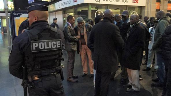 Photos-Strasbourg: au cœur d'un face à face entre ses partisans et ses opposants, Macky prend la voie de contournement