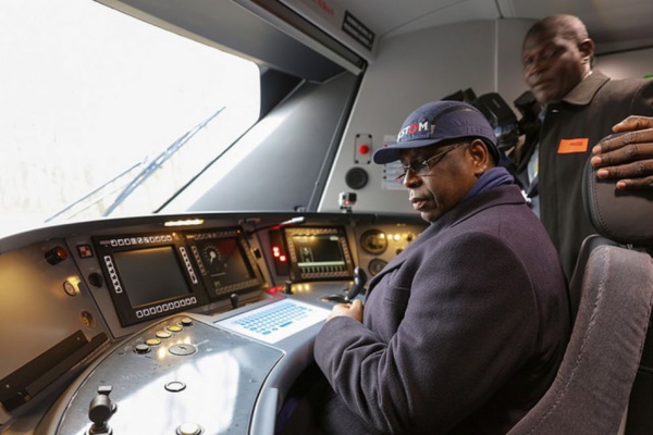 Macky sait conduire un train