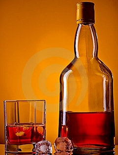 Aliou Sow sirote son whisky dans la salle d'audience Aliou Sow sirote son whisky dans la salle d'audience