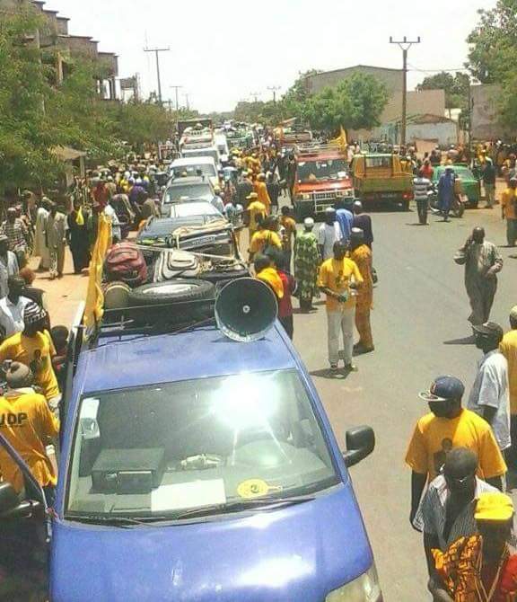 Frayeur à Banjul, le cortège du président élu stoppé par la police Frayeur à Banjul, le cortège du président élu stoppé par la police