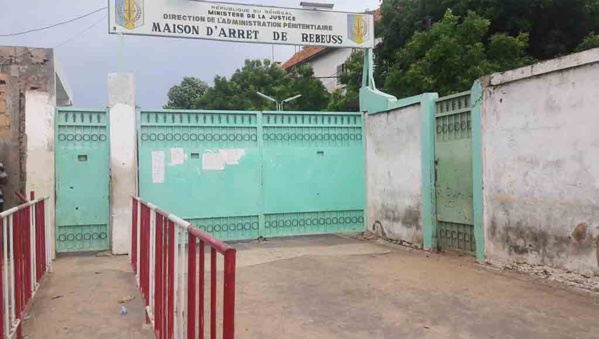 Diogoye Gningue agresse un garde pénitentiaire pour lui chiper son téléphone portable. Il encourt 1 an ferme Diogoye Gningue agresse un garde pénitentiaire pour lui chiper son téléphone portable. Il encourt 1 an ferme