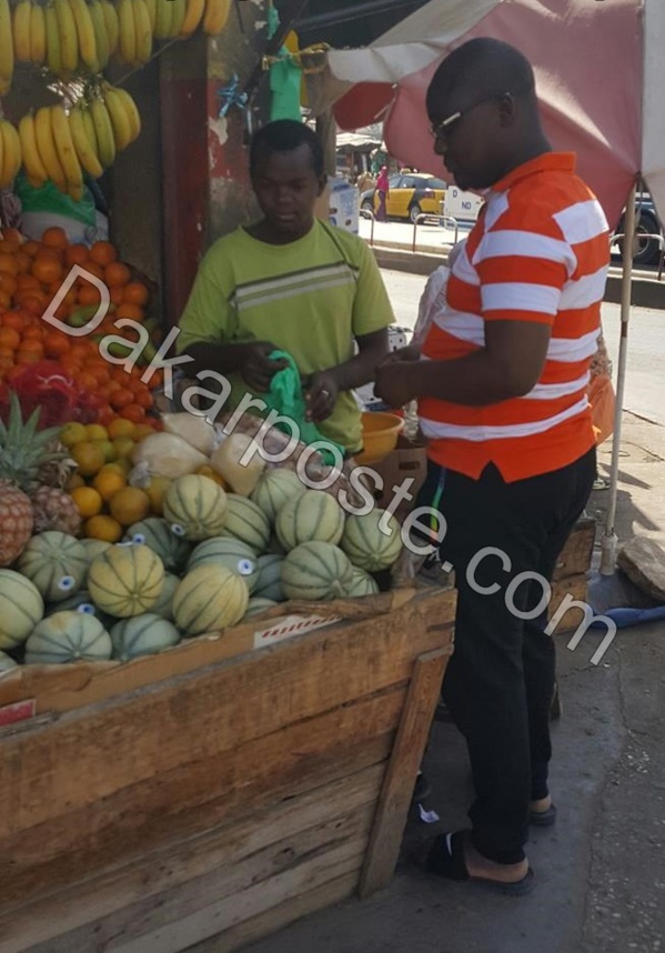 Arrêt sur image : Le Dirpub de l'Obs Alioune Badara Fall ne veut pas maigrir; ABF se ravitaille en fruits Arrêt sur image : Le Dirpub de l'Obs Alioune Badara Fall ne veut pas maigrir; ABF se ravitaille en fruits