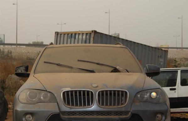 Dakar: un repère de voitures de luxe abandonnées…