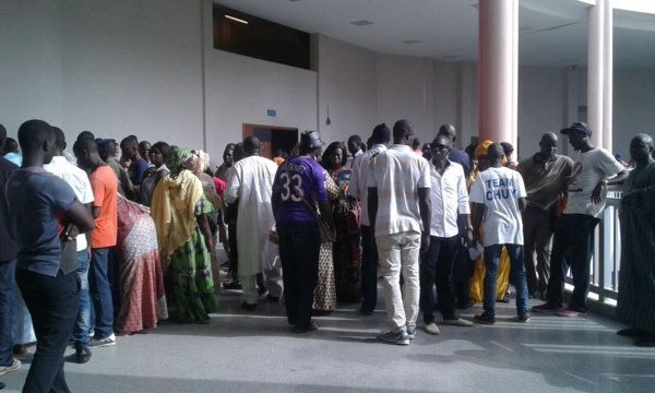 Insolite- Un "voleur de plaisir" éjacule sur une dame en pleine audience Insolite- Un "voleur de plaisir" éjacule sur une dame en pleine audience