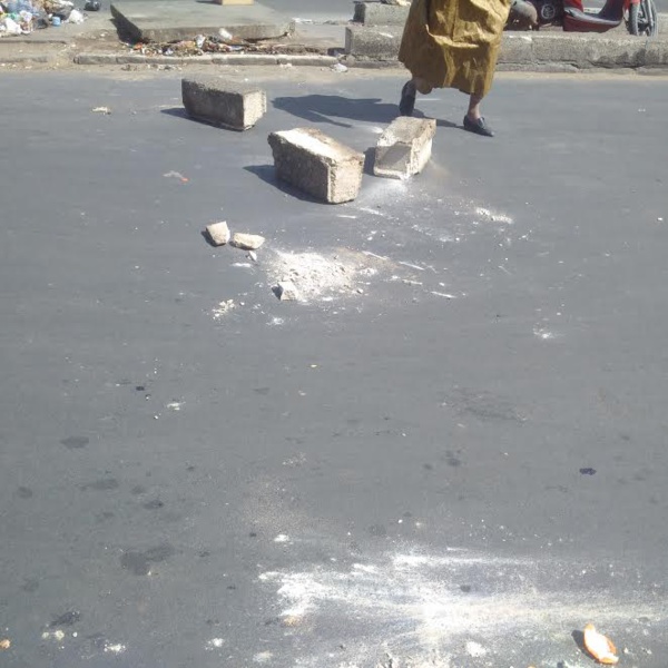 Pour manifester leur courroux, des partisans du maire Bamba Fall barrent l'avenue Blaise Diagne Pour manifester leur courroux, des partisans du maire Bamba Fall barrent l'avenue Blaise Diagne