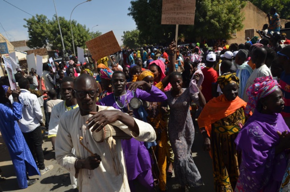 Arrivée du Président Macky Sall à Louga – Impressionnante mobilisation de Moustapha Diop pour accueillir le chef de l’Apr (IMAGES EXCLUSIVES DAKARPOSTE) Arrivée du Président Macky Sall à Louga – Impressionnante mobilisation de Moustapha Diop pour accueillir le chef de l’Apr (IMAGES EXCLUSIVES DAKARPOSTE)