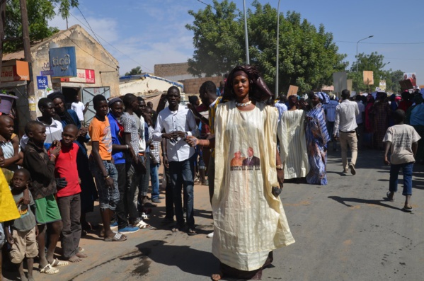 Arrivée du Président Macky Sall à Louga – Impressionnante mobilisation de Moustapha Diop pour accueillir le chef de l’Apr (IMAGES EXCLUSIVES DAKARPOSTE) Arrivée du Président Macky Sall à Louga – Impressionnante mobilisation de Moustapha Diop pour accueillir le chef de l’Apr (IMAGES EXCLUSIVES DAKARPOSTE)