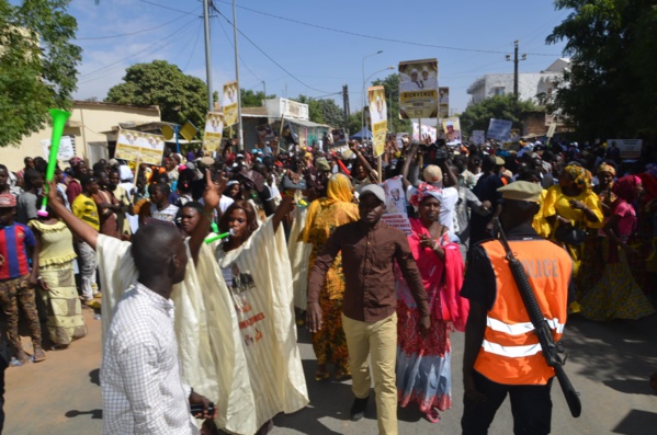 Arrivée du Président Macky Sall à Louga – Impressionnante mobilisation de Moustapha Diop pour accueillir le chef de l’Apr (IMAGES EXCLUSIVES DAKARPOSTE) Arrivée du Président Macky Sall à Louga – Impressionnante mobilisation de Moustapha Diop pour accueillir le chef de l’Apr (IMAGES EXCLUSIVES DAKARPOSTE)