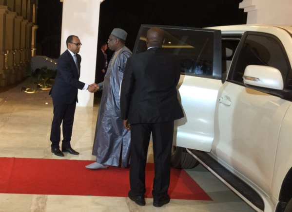 Le Président Macky Sall à son arrivée au Palais de Koulouba pour le dîner des Chefs d'État Le Président Macky Sall à son arrivée au Palais de Koulouba pour le dîner des Chefs d'État