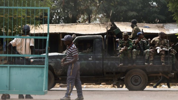 Des soldats mutins sèment le trouble dans plusieurs villes de Côte d'Ivoire Des soldats mutins sèment le trouble dans plusieurs villes de Côte d'Ivoire