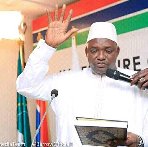 Adama Barrow a prêté serment : "A partir d’aujourd’hui, je suis le président de tous les Gambiens que vous ayez voté pour moi ou non"