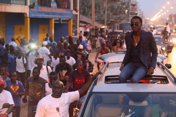 Waly Seck offre des gîtes  à des familles Gambiennes réfugiées au Sénégal