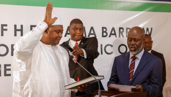 Gambie: Adama Barrow investi, les troupes sénégalaises franchissent la frontière