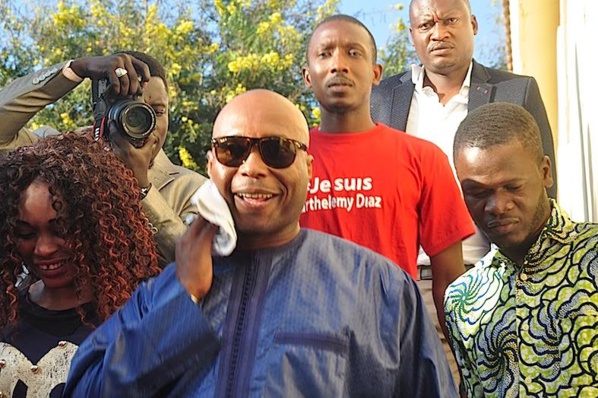 Barthélémy Dias appelle les jeunes Médinois à la sédition: "Bamba Fall a tout fait pour vous, sortez faire face , arrêtez de jouer aux poltrons (...)" Barthélémy Dias appelle les jeunes Médinois à la sédition: "Bamba Fall a tout fait pour vous, sortez faire face , arrêtez de jouer aux poltrons (...)"