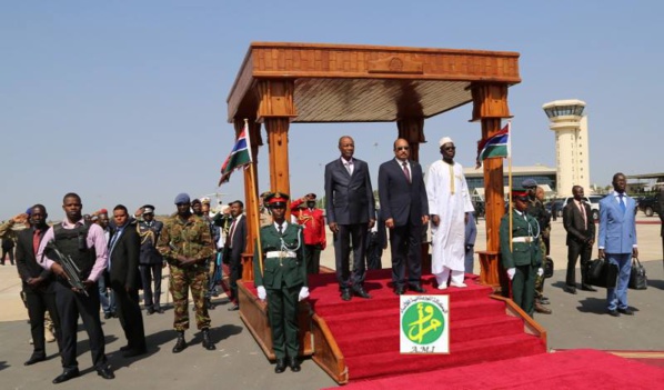 L'image de l'arrivée des présidents Condé et Aziz à Banjul L'image de l'arrivée des présidents Condé et Aziz à Banjul