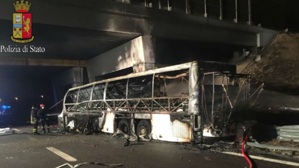 Au moins seize morts dans un accident de car dans le nord de l'Italie Au moins seize morts dans un accident de car dans le nord de l'Italie