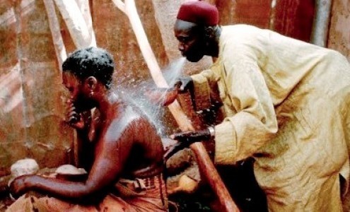 Le charlatan promet de préserver la virginité de la domestique s’il frotte son sexe contre le sien Le charlatan promet de préserver la virginité de la domestique s’il frotte son sexe contre le sien