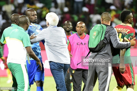 ( 02 PHOTOS) Khadim Ndiaye se bat après la défaite