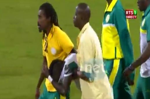 Vidéo: Sadio Mané inconsolable après avoir raté le penalty face au Cameroun. Regardez!