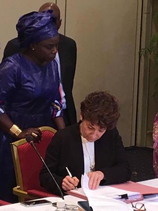 Le Pr Barrow a signé sa première convention Le Pr Barrow a signé sa première convention
