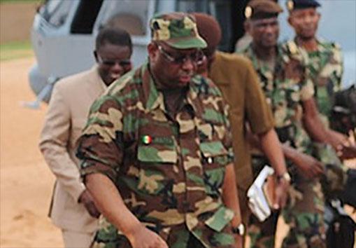 Crise Gambienne- Macky Sall supervisait les opérations depuis le Camp Dial Diop Crise Gambienne- Macky Sall supervisait les opérations depuis le Camp Dial Diop