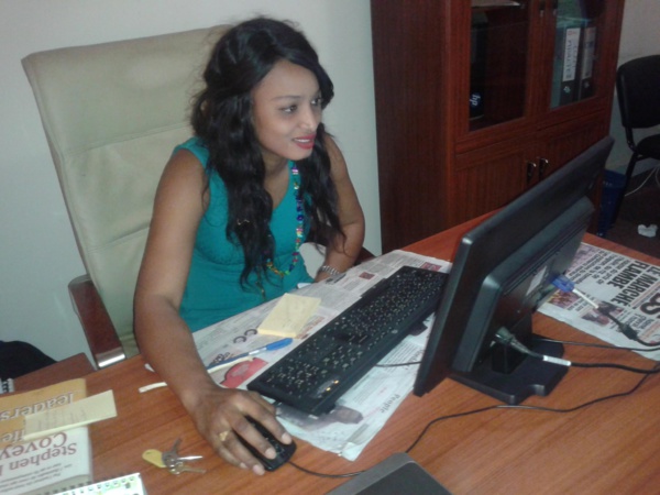 Voici la sublime assistante de l'industriel Cheikh Amar ! Ce qu'on sait de Souadou... Voici la sublime assistante de l'industriel Cheikh Amar ! Ce qu'on sait de Souadou...