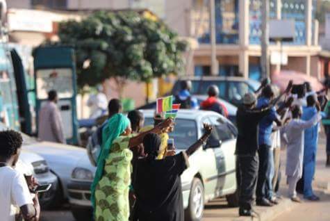 Fête d'indépendance de la Gambie: Accueil triomphal du Président Macky Sall par son homologue, Adama Barrow à Banjul (images)