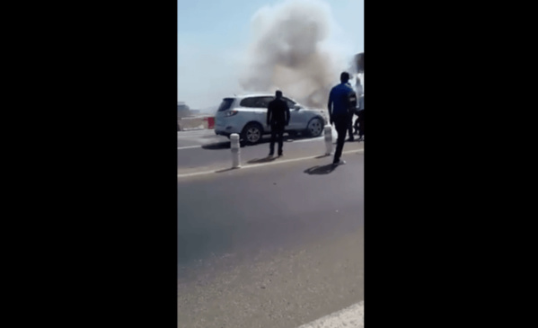 Une voiture prend feu sur l’autoroute à péage Une voiture prend feu sur l’autoroute à péage