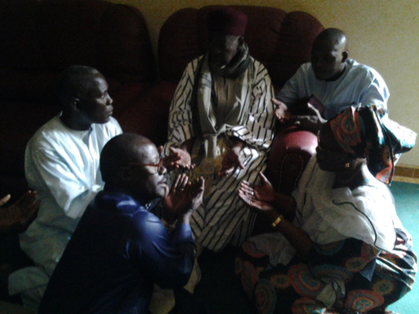 Bachir Ndiaye en tenue traditionnelle blanche