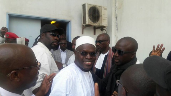Khalifa Sall sortant des locaux de la BAG(brigade des affaires générales)