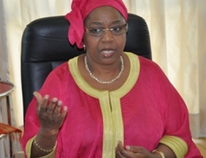 Affaire du décès de l'enfant de 6 ans à HOGGY: Awa Marie Colle SECK cherche les véritables raisons de la mort de Bécaye Cissé Affaire du décès de l'enfant de 6 ans à HOGGY: Awa Marie Colle SECK cherche les véritables raisons de la mort de Bécaye Cissé