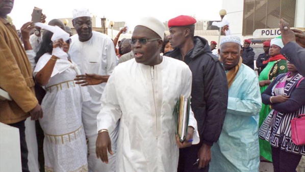 Khalifa Sall quitte le bureau du doyen libre mais... Khalifa Sall quitte le bureau du doyen libre mais...