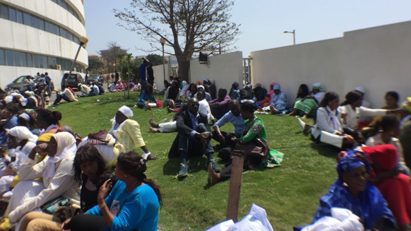 Fatigués après plusieurs heures de pied de grue, les militants et sympathisants de Khalifa Sall rentrent Fatigués après plusieurs heures de pied de grue, les militants et sympathisants de Khalifa Sall rentrent