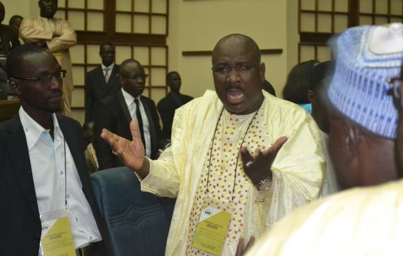 Farba Ngom envoie ses nervis, armés, pour agresser son adversaire politique Gelongal Barro Farba Ngom envoie ses nervis, armés, pour agresser son adversaire politique Gelongal Barro