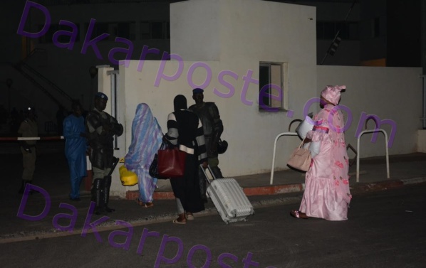 Sur ces images, les parents du maire de Dakar lui apportent quelques accessoires dont il a besoin en prison (pyjama, brosses à dents, chaussures de sport, caleçons‎...)
