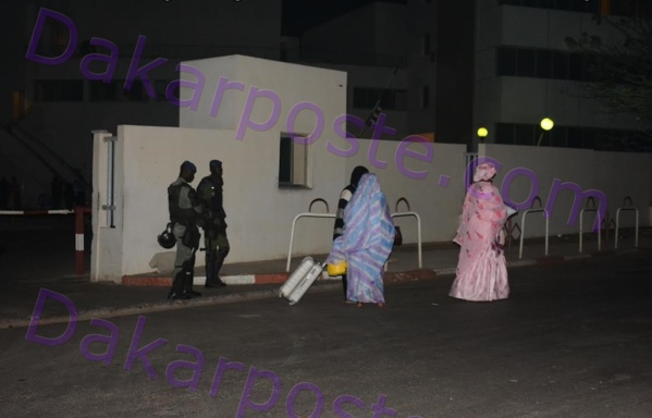 Sur ces images, les parents du maire de Dakar lui apportent quelques accessoires dont il a besoin en prison (pyjama, brosses à dents, chaussures de sport, caleçons‎...)