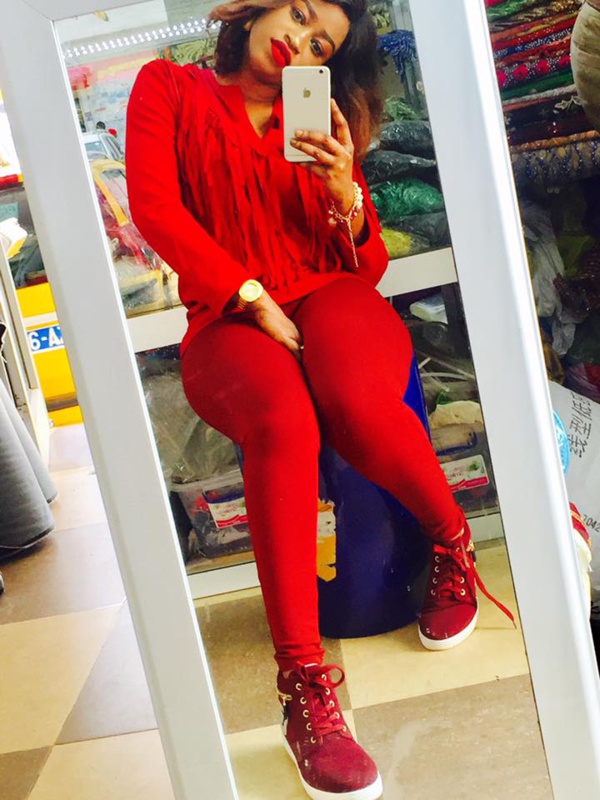 Admirez Yacine, sublime dans son ensemble rouge