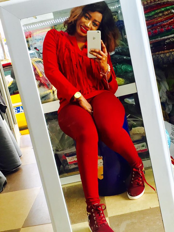 Admirez Yacine, sublime dans son ensemble rouge