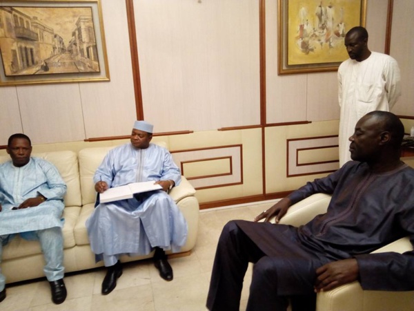 Victime de grenade lacrymogène, le maire de Bamako s'évanouit Victime de grenade lacrymogène, le maire de Bamako s'évanouit