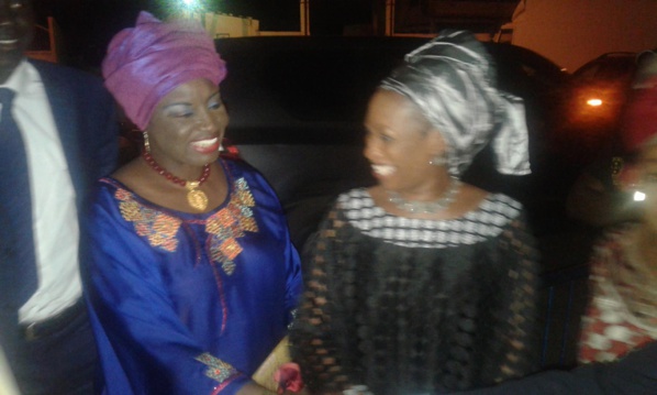 Les masques tombent ! Mimi Touré et Seynabou Gaye Touré "flirtent" Les masques tombent ! Mimi Touré et Seynabou Gaye Touré "flirtent"