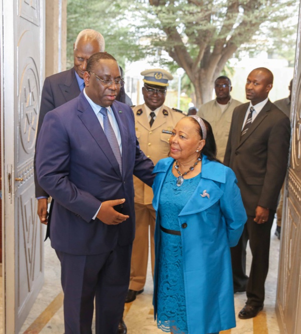 Silence ...bavard de Abdou Diouf sur la crise au Ps...Et pourtant, l'ancien PR se la coule douce au Petit Palais à Dakar Silence ...bavard de Abdou Diouf sur la crise au Ps...Et pourtant, l'ancien PR se la coule douce au Petit Palais à Dakar