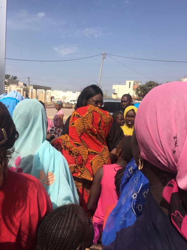 Avec son hôpital mobile, Marième Faye Sall, la "Première servante du peuple" sert le sourire à Bargny Avec son hôpital mobile, Marième Faye Sall, la "Première servante du peuple" sert le sourire à Bargny