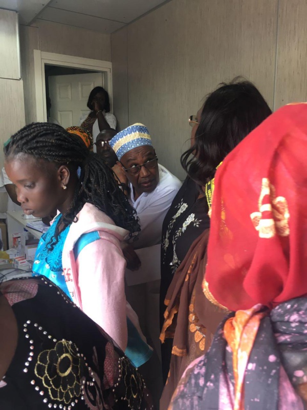 Avec son hôpital mobile, Marième Faye Sall, la "Première servante du peuple" sert le sourire à Bargny