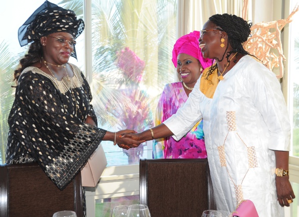 Souriez, mesdames et messieurs! Souriez, mesdames et messieurs!