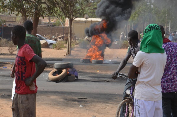 Au petit matin,des  partisans de Bamba Fall brûlent des pneus sur l'avenue Blaise Diagne
