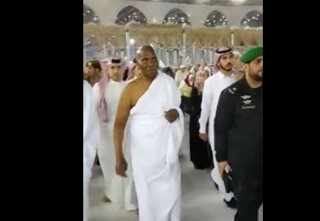 Les images de la Oumra de l'ancien Pr de la République qui confirment,comme écrivait dakarposte, que Wade était l'invité du Roi d'Arabie Saoudite Les images de la Oumra de l'ancien Pr de la République qui confirment,comme écrivait dakarposte, que Wade était l'invité du Roi d'Arabie Saoudite