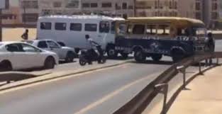 Pour avoir fait demi tour sur l'autoroute, le chauffeur de car-rapide écope de 3mois de prison et une suspension de permis Pour avoir fait demi tour sur l'autoroute, le chauffeur de car-rapide écope de 3mois de prison et une suspension de permis