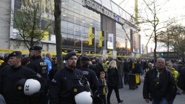 (URGENT) Explosion à Dortmund sur le trajet du bus du Borussia : le match reporté à mercredi (URGENT) Explosion à Dortmund sur le trajet du bus du Borussia : le match reporté à mercredi