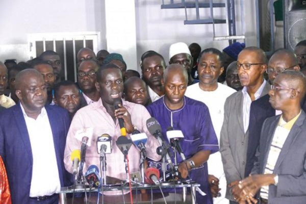 "Macky 2012" rejoint ...l'opposition...Mamour Cissé adhère finalement à " Mankoo Wattu Sénégal" et ... "Macky 2012" rejoint ...l'opposition...Mamour Cissé adhère finalement à " Mankoo Wattu Sénégal" et ...